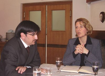 direktor Ješa Erčić sluša izlaganje direktorke Marte Takač